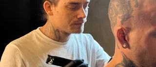 Alexander räddar upp Eskilstunabornas tatueringsmissar
