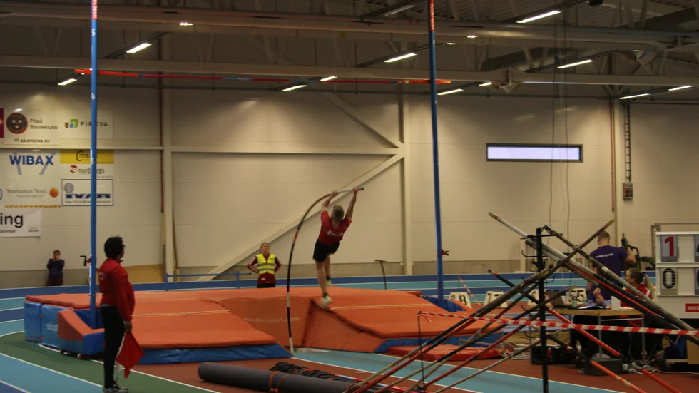 Jesper Unander på väg över 4.18.