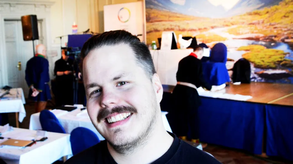 TOG SNACKET. Tobias Poggats, Queering Sápmi, passade på att besöka Sametingets plenum och snacka om Sápmis egen Prideparad som genomförs i Kiruna i mitten av oktober.