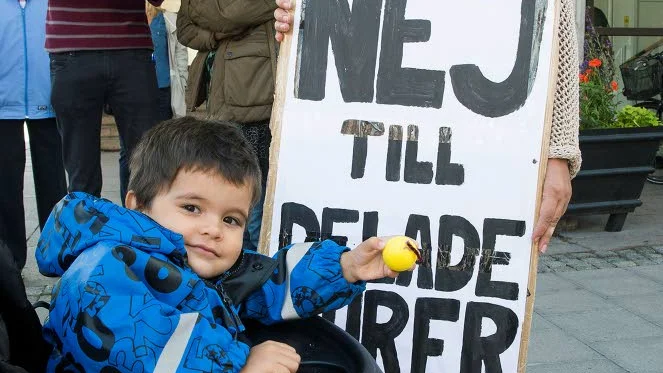 PROTEST. Maria Svanlöv, ensamstående mamma, arbetar som undersköterska och var en av de som kom för att protestera mot de delade turerna. Hon hade med sig sonen Orlando, 2.
