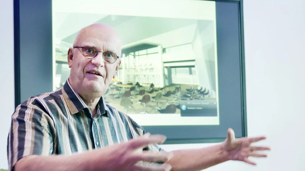 ALDRIG SLUT PÅ IDÈER. Roger Akelius har inte bra kapital, han har också förmågan att våga anta nya utmaningar och tänka nytt. Nu startar han ett Sverigeunikt universitet för välgörenhet. "Det är nog världsunikt", säger Gunnel Simu (S), kommunalråd.