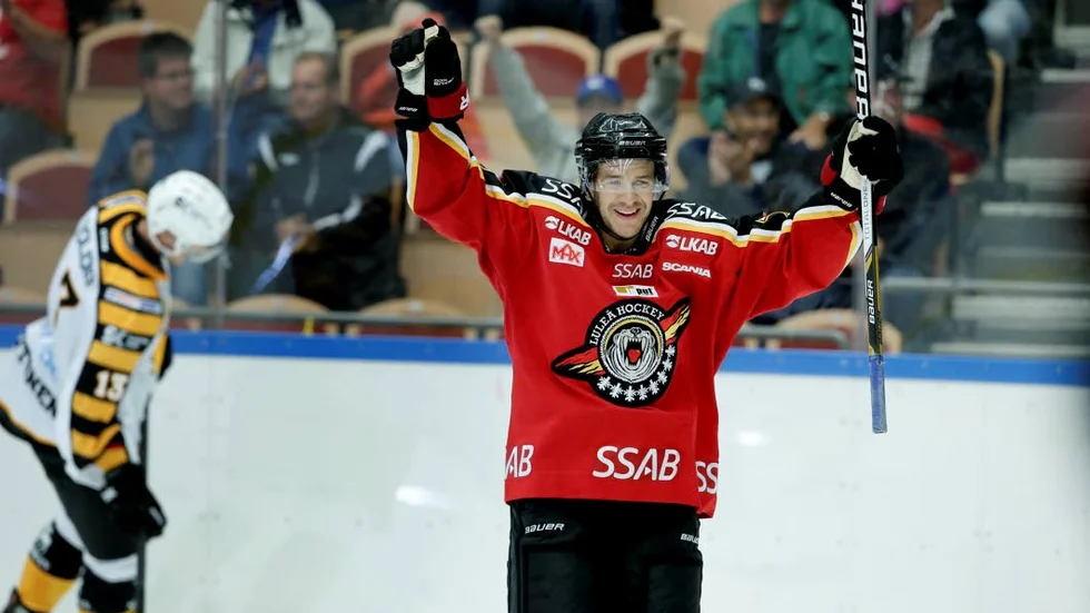 DERBYLYCKA. Niklas Fogström slog in ledningsmålet till 2-1 i mitten på den andra perioden.
