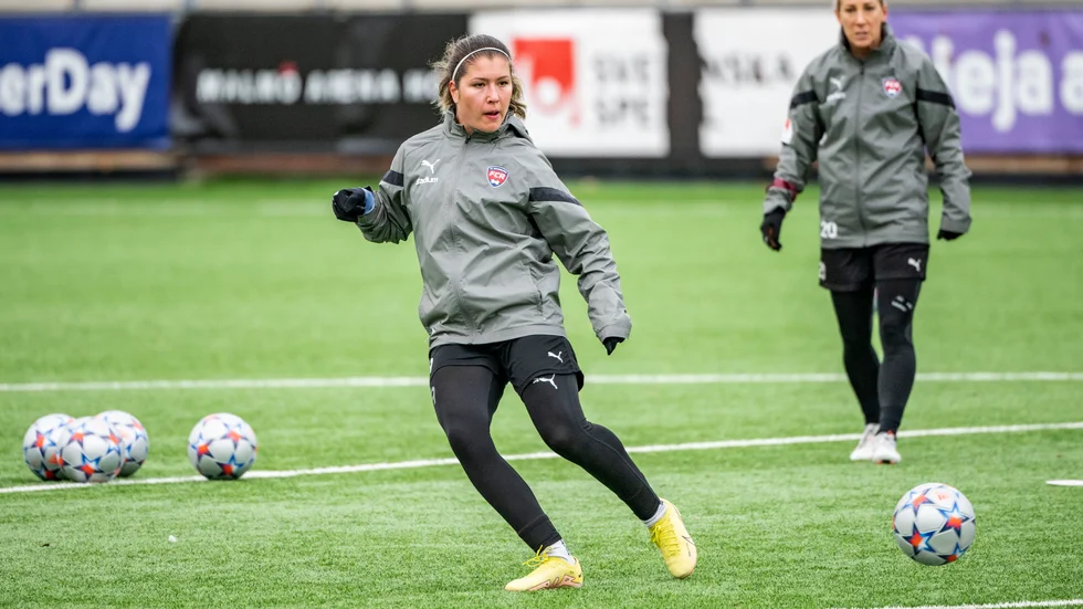 Loreta Kullashi, till vänster, under träning med Rosengård. Arkivbild.