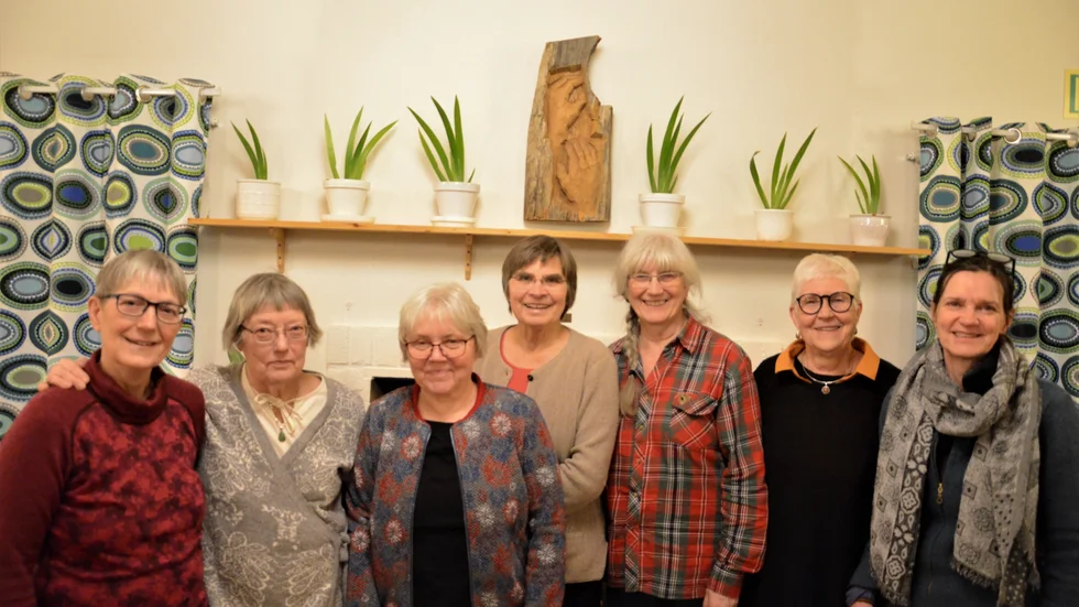 Åsa Nilsson, Ann-Marie Smeds, Irmtraud Feldbinder, Heide Kuhs, Waltraut Thiesen, Anna-Carin Hanson och Hilde van Amelsvoort står bakom ljusmanifestationen för Ukraina.