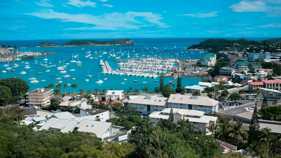Mannen simmade vid en strand i Nya Kaledoniens huvudstad Nouméa när han attackerades. Arkivbild.
