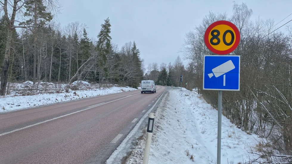 Trafikverket sätter nu upp tre nya fartkameror mellan Österbybruk och Gimo.