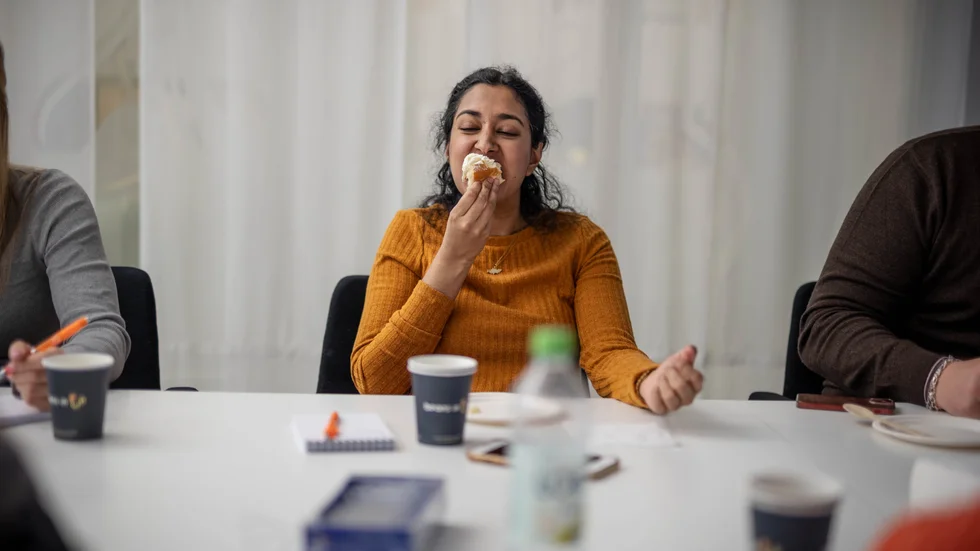 Mohima Mumin, 34, ser mer fram emot fettisdagen än sin födelsedag. Som mest har hon ätit åtta semlor under en sittning.