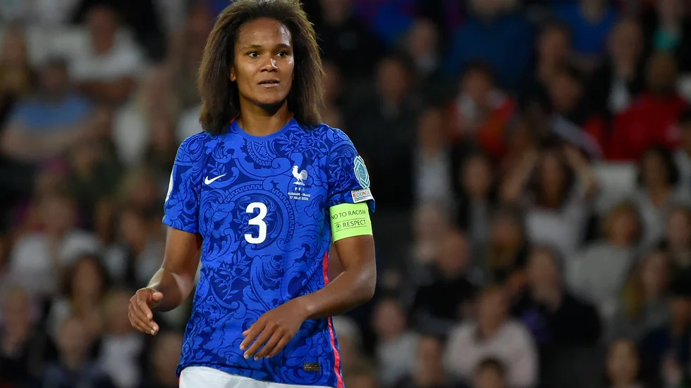 Fransyskan Wendie Renard under EM i fjol. Nu hoppas hon på VM-spel efter att förbundskaptenen fått gå.