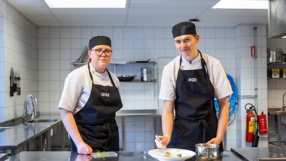 Victoria Engström och Robert Hansson på restaurang- och livsmedelsprogrammet i Luleå kammade hem förstapris i kocktävlingen Juniormedaljen. 