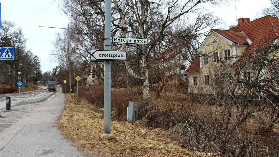 Huset ligger vid Masugnsgatan. Den första korsningen man passerar när man åker in i Överum från Gamlebyhållet. Miljö- och byggnadsnämnden hoppas huset återigen kan bli en prydnad för samhället - istället för en farlig olägenhet.
