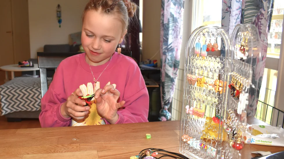 Smyckestillverkningen har blivit en slags terapi för 9-åriga Nova Johansson, som trots sin adhd-diagnos lyckas hålla koncentrationen uppe. 