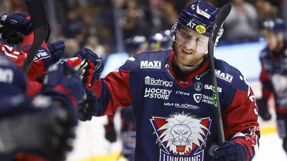 Linus Hultström firar sitt mål.