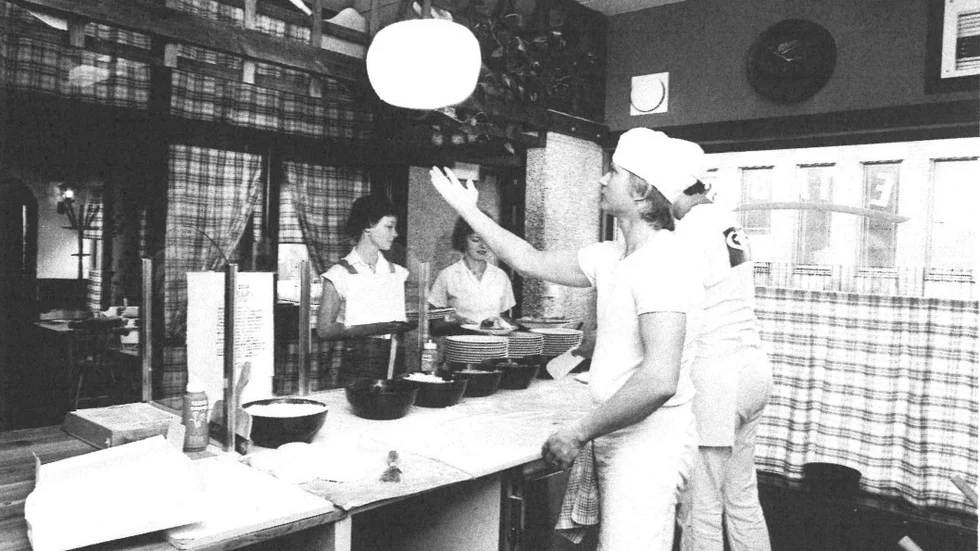 Efter 50 år som pizzabagare har ”Halla” förmodigen slungat en och annan pizzadeg.