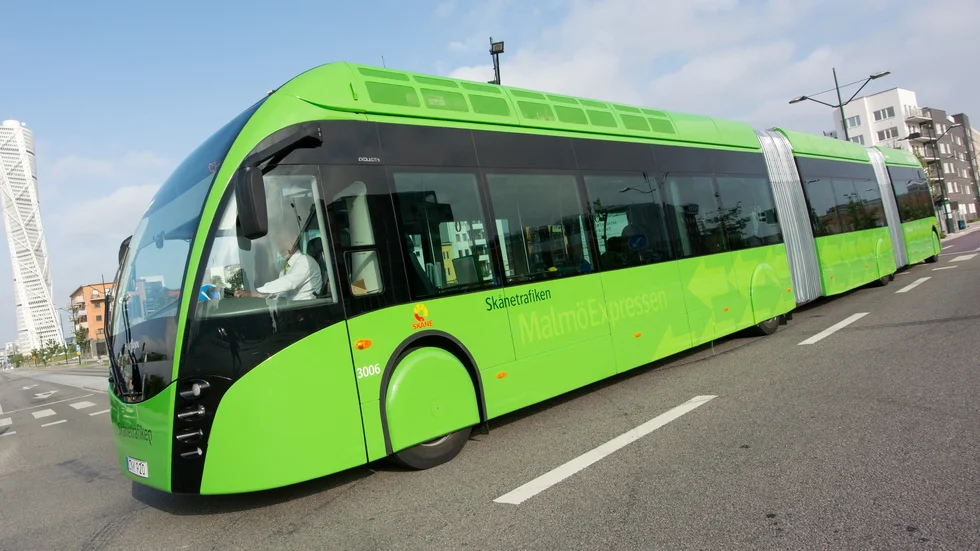 Nu borde vi gå vidare med BRT-bussar i stället för spårvagn, skriver Yvonne Flambe och Henrik Westman. (Bilden visar en av Malmös dubbelledade snabbussar.)