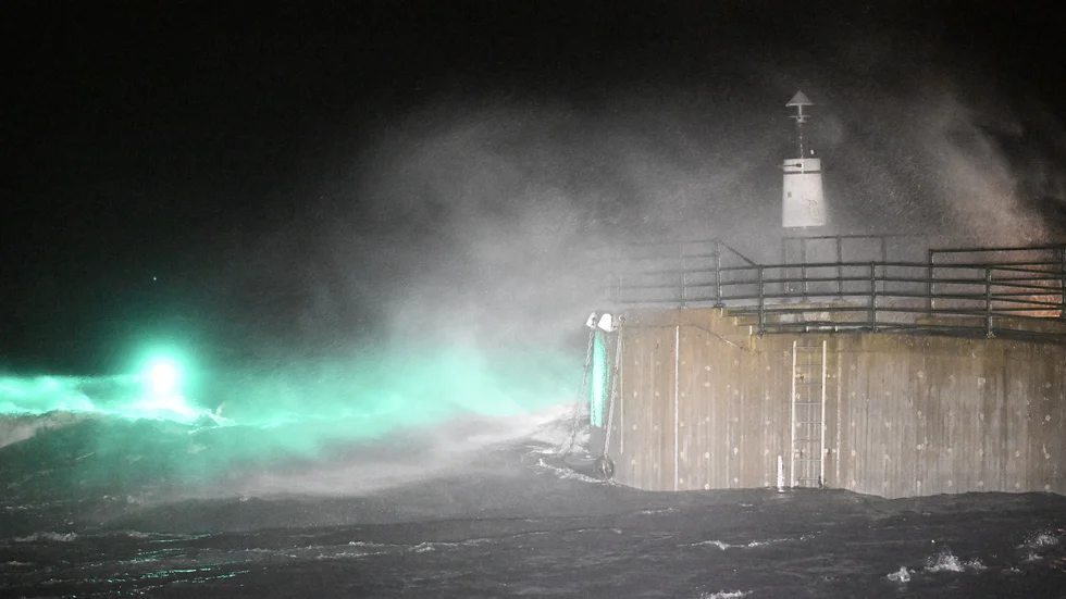 Vågor och högt vatten piskar fyren i Västra hamnen i Malmö.