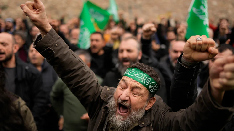 Protesterna utanför det svenska konsulatet i Istanbul är inne på sin andra dag. Det hålls också protester utanför ambassaden i Ankara.