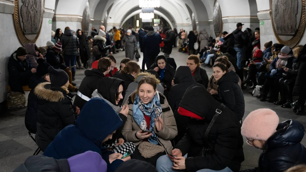 Vid tunnelbanestationen vid centralstationen satt människor i skydd.Bilden: Zoya Osmirko (mitten) sitter och väntar på att flyglarmet ska stängas av.