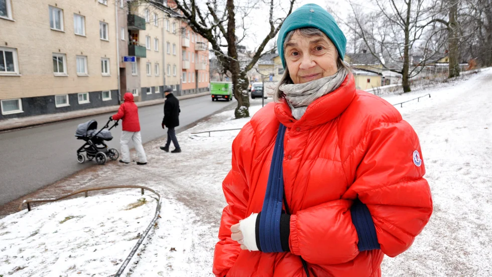 Anita Lundberg for omkull mot ett metallräcke i Slottsbacken. Resultatet blev en bruten arm och operation.