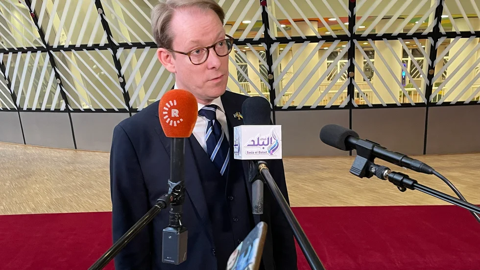 Utrikesminister Tobias Billström på väg in till måndagens EU-möte i Bryssel.