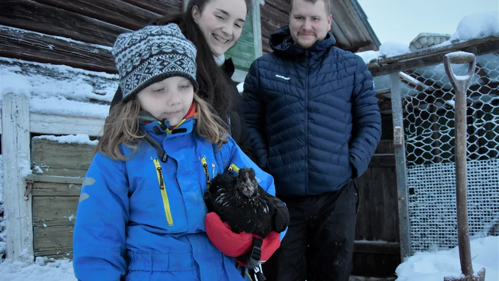 Thea, Roxane, Joel tillsammans med en av hönorna på gården. I framtiden hoppas familjen kunna bli självförsörjande på bland annat ägg.