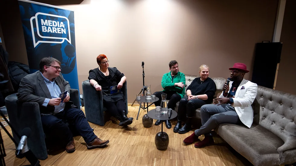SN:s ledarskribent Olof Jonmyren, nyhetschef Åsa Wallin, samt soffgästerna Martin Edlund, Kristina Lindhe och Caxton Njuki. 