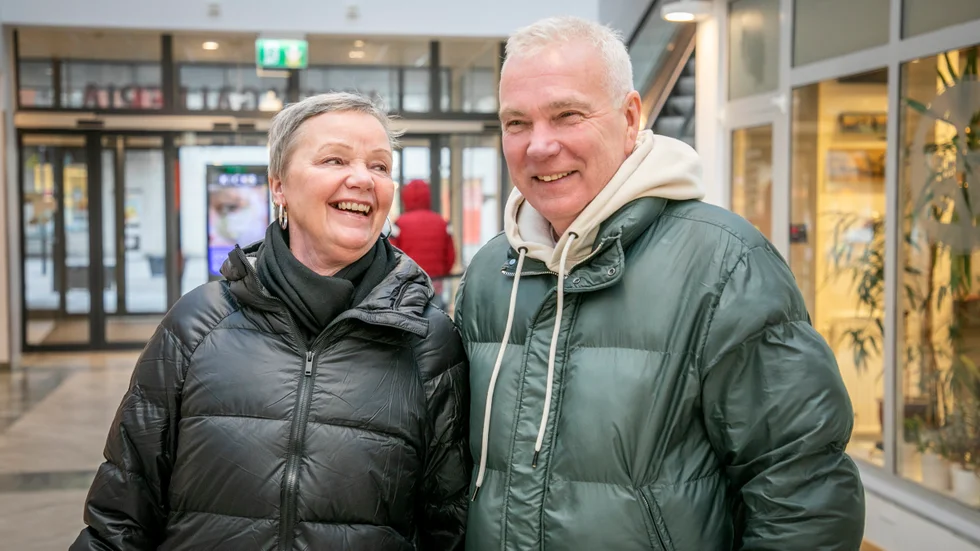 Pia Thiman och Kenta Magnusson bjuder visserligen på leenden, men berättar att elräkningen för december var allt annat än trevlig läsning. "Jag fick hjärtklappning när jag såg det", säger Pia om fakturan på 9 000 kronor. 