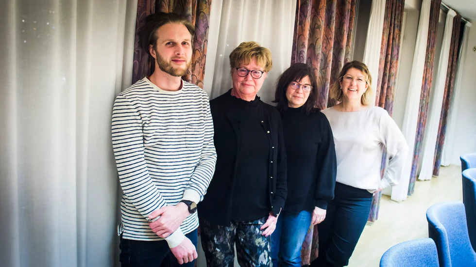 Här är politikerna som samarbetar över partigränserna för att förslaget om att bygga nytt demensboende på Heden ska ses över. Från vänster: Anton Ragnarsson från Vänsterpartiet, Berit Hyllbrant, gruppledare för Liberalerna, Cecilia Friis, gruppledare för Miljöpartiet, och Anna Jernemalm, gruppledare för Kristdemokraterna, 
