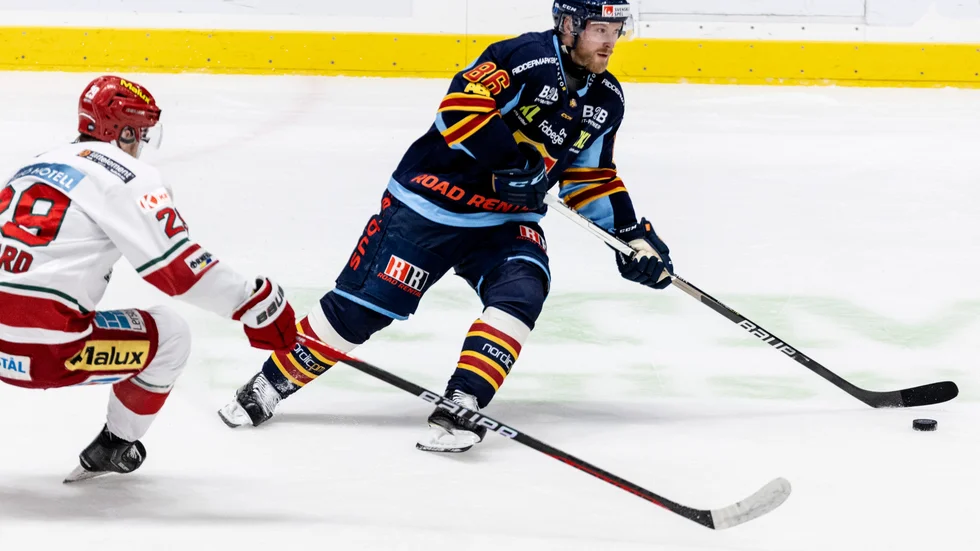 Linus Klasen håller undan för Modos Mikkel Aagaard när Djurgården bröt förlustsviten mot serieledande Modo.