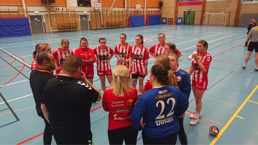 Vadstena HF:s damer är med och slåss i toppen av division 3. På fredagskvällen tog man en ny seger på hemmaplan.