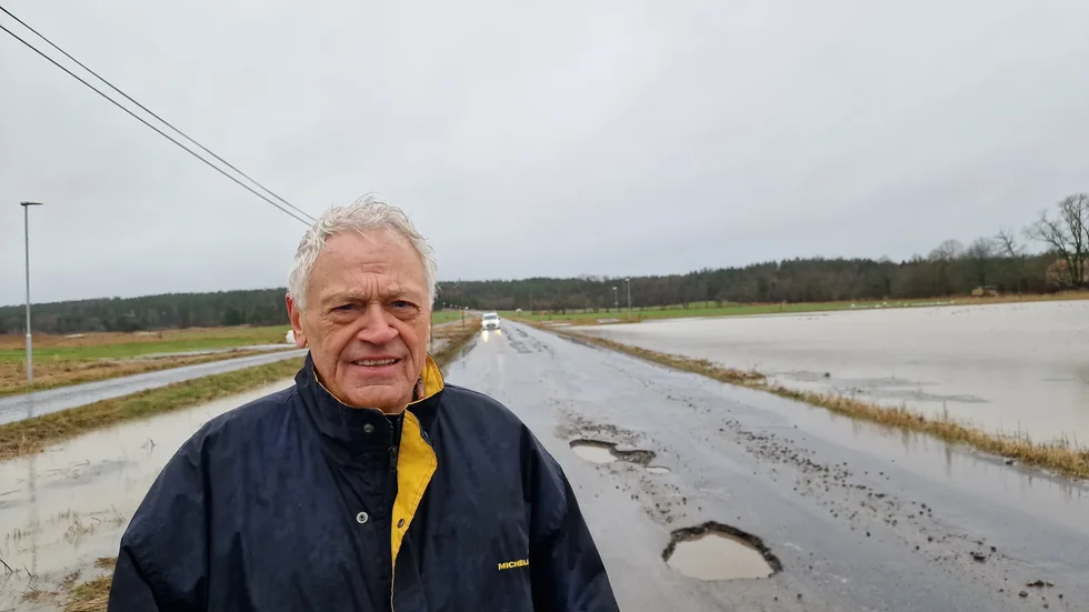"Hela vägbanken måste höjas. Det har varit en sjö som är hundra meter lång här tidigare", säger Ulf Wallin. 