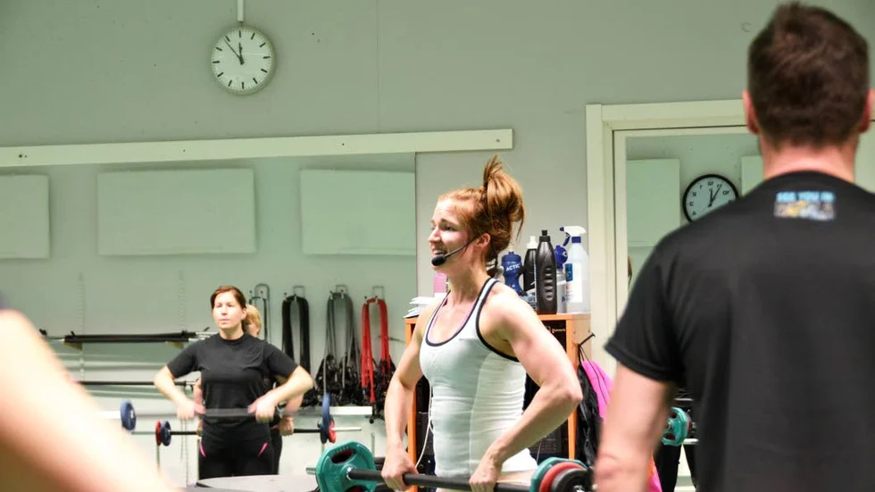 PEPP. ”Ni bestämmer”, säger Emma Lindberg och peppar de som tränar i Kiruna sporthall att orka lite till.