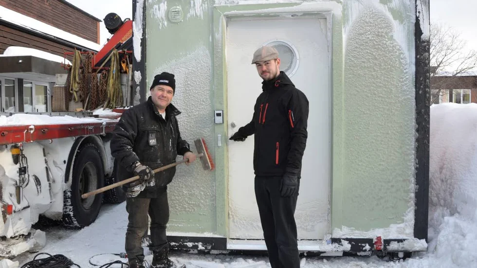 BOSTADSBRIST. Under mässan visas en portabel lägenhet. Urban Arvidsson, Kranbilstransporter och Adam Andersson, Hyresgästföreningen.