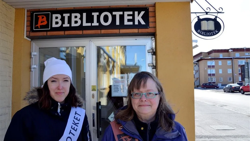 Barnböcker. Ida Isaksson (till vänster) och Anna-Stina Johansson var ute på stan och delade ut goodiebags till föräldrar med småbarn.