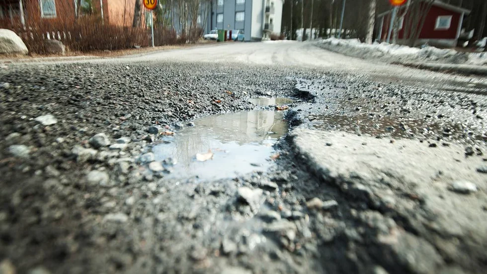 Burströmsvägen har drabbats av tjällossningen. De här skadorna är vid korsningen till Rundgatan.