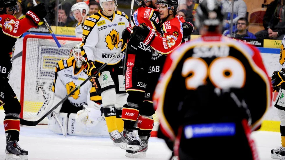 Karl Fabricius lyfter upp segerskytten Linus Persson i luften. Hans 2–1-mål blev matchavgörande.