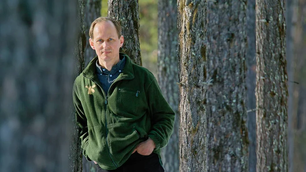 Människans litenhet inför naturen går som en röd tråd genom Mikael Niemis Fallvatten.