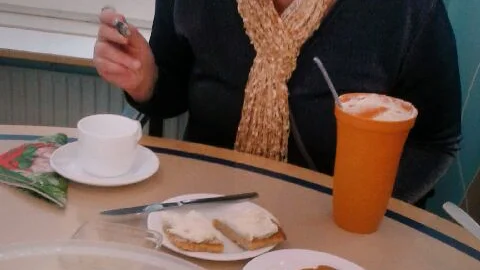 Svårt val. Monica N Björklund Piteå funderar vilken sort hon ska ta.