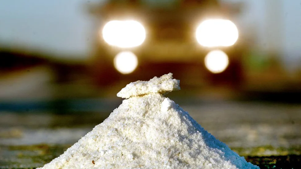 SALT. Vägar som är klass tre saltas fram till sista november i Norrbotten.