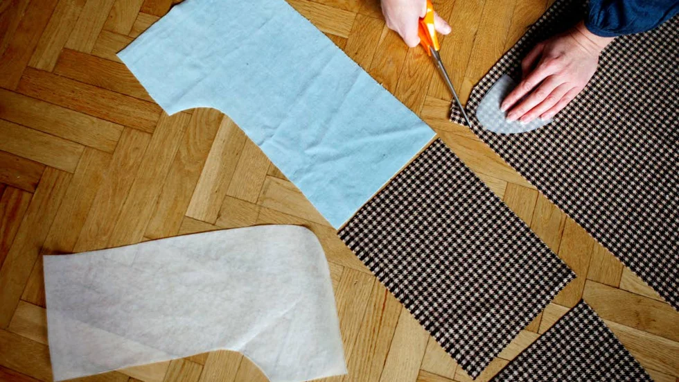 Slutklippt. Det är klippt för gymnasieprogrammet Textil design. Insändarskribenten är 		besviken.