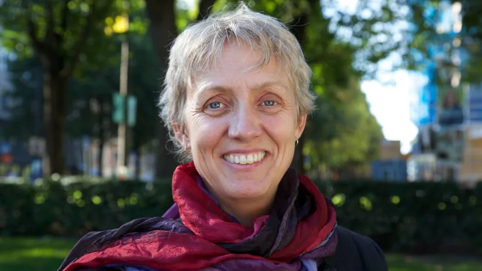 Gabriella Fägerlind, mångfalds- och jämställdhetskonsult, delar med sig av tips på hur man skapar inkluderande arbetsplatser på en konferens.