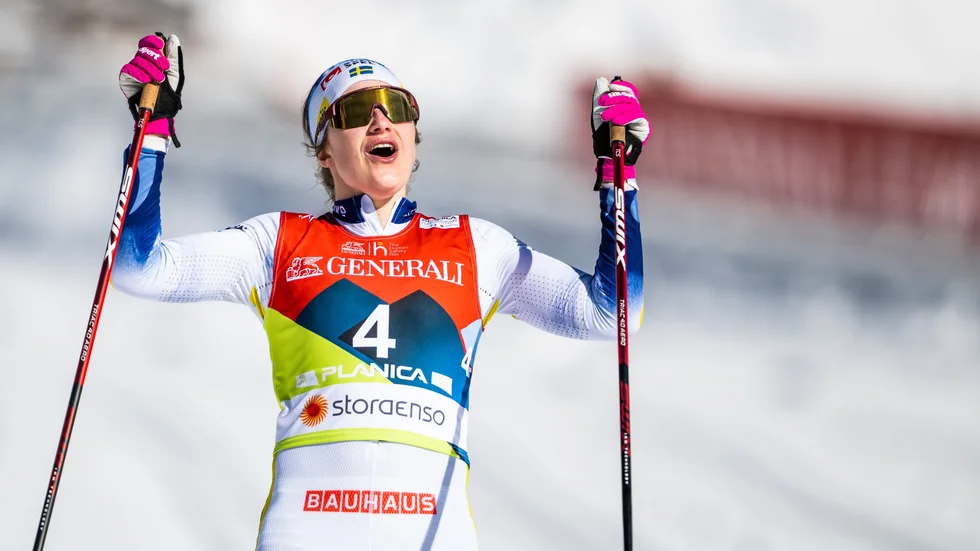 Ebba Andersson ryckte ifrån under de andra varvet och sedan körde hon ensam under resten av loppet och tog sitt andra VM-guld i Planica.