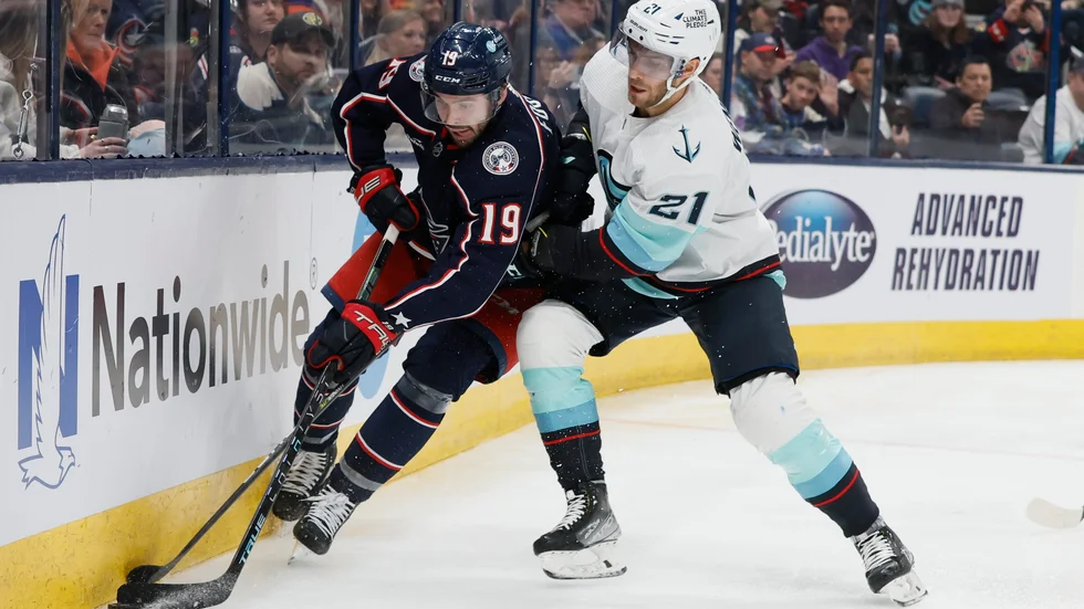 Seattles Alex Wennberg (till höger) i närkamp med Columbus Liam Foudy.