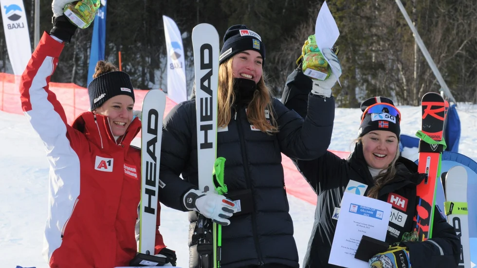 Här är söndagens prispall i Europacupen i Gällivare: tvåan Elisabeth Kappauren, Österrike, segrarinnan Hilma Lövblom och trean Marta Monsen, Norge.