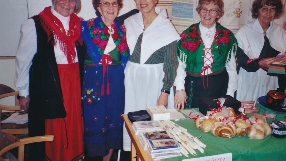 Försäljning av hemstöpta ljus och hembakt bröd vid julmarknaden i Kalix Folkets hus har varit en återkommande verksamhet. Här är Dolores Olsson, Siv Laestander, Hjördis Asplund, Edit Larsson och Margit Sundberg vid ett sådant tillfälle.
