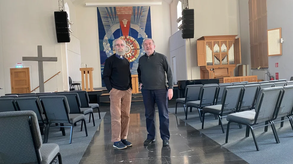 Pastor Per Jennervall och ordförande Ingvar Almrot i kyrksalen i Immanuelskyrkan. På söndag håller Immanuelskyrkans församling sin sista gudstjänst här. Sedan läggs församlingen ned efter 157 år.