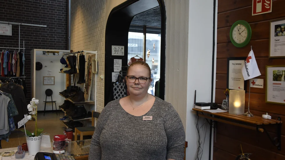 Madeleine Johansson tror att en ökad miljömedvetenhet och sämre ekonomi bidrar till den ökade försäljningen hos Röda korset i Kalix.