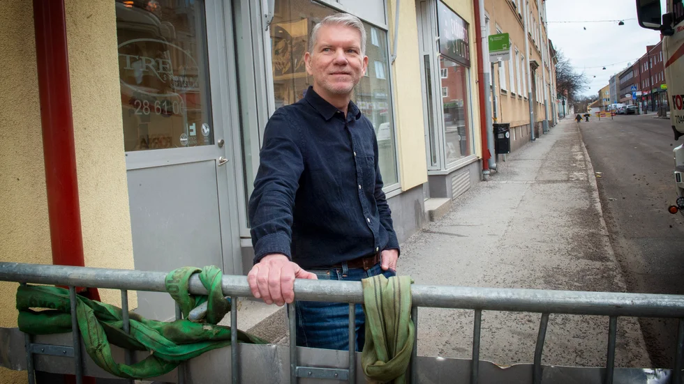 Björn Licke, ägare av frisörsalongen Tre stolar, hade på måndagen inget vatten på grund av vattenläckan.