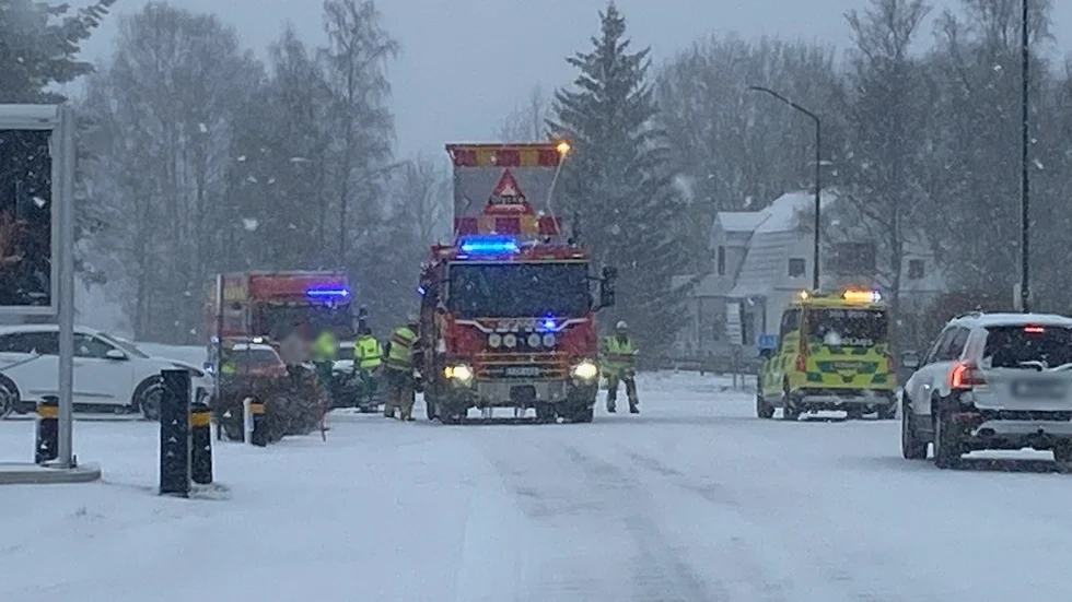 En singelolycka har inträffat i korsningen Sevedegatan och Södra Ringleden.