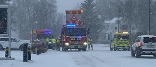 Personbil körde in i stolpe – trafiken släpps på växelvis