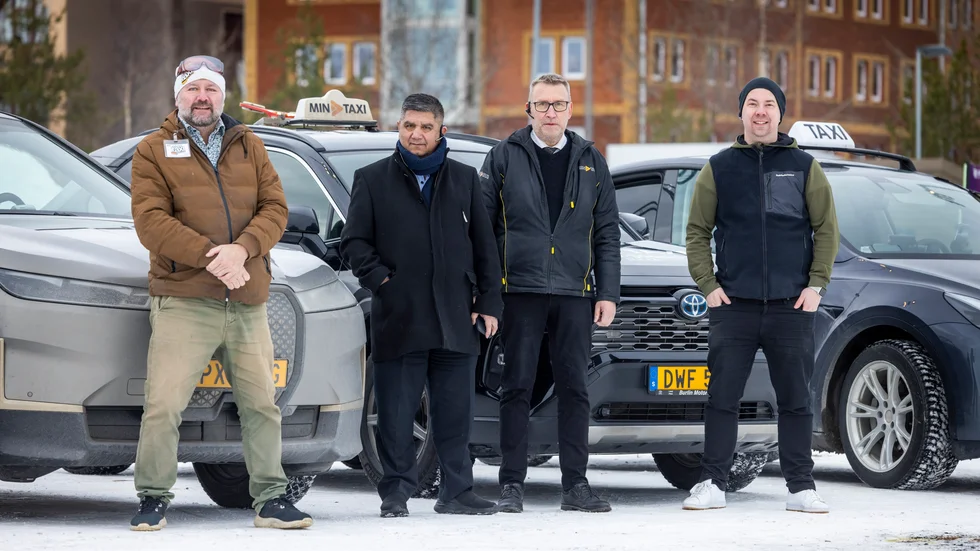 Det blir allt fler företag i taxibranschen i Luleå. Här är fyra av uppstickarna som utmanar Luleå taxi, från vänster Magnus Bodin från Tvåans taxi, Saboor Jalili från Express taxi, Ola Johansson Min taxi Norrbotten och Nicklas Forsberg som är en av delägarna i Luleå miljötaxi.